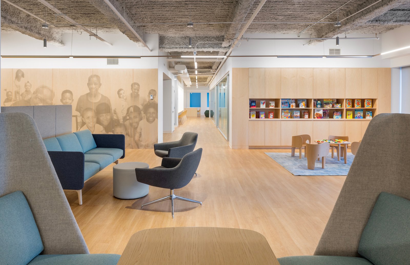 Open lounge area with seating and children’s play space in a therapeutic environment.